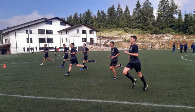 Fotbal / Arbitrii din Liga I s-au întâlnit, la Cheile Grădiștei, pentru seminarul de vară - a-1625749669.jpg