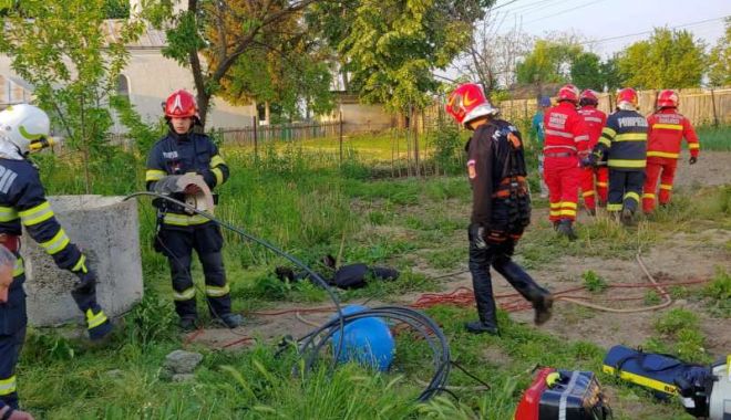A avut zile! Femeie salvată de pompieri dintr-o fântână adâncă de opt metri