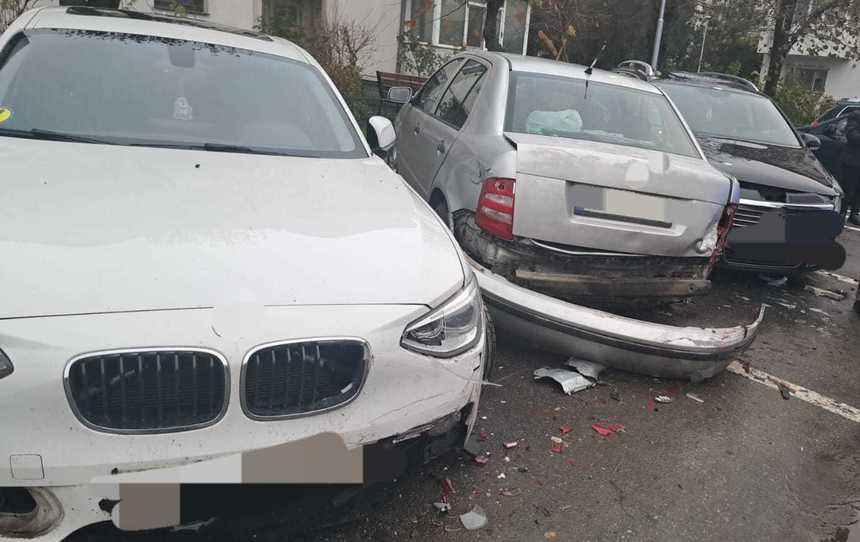 Şoferul unui autovehicul a pierdut controlul direcţiei şi a spulberat alte patru maşini - a-pierdut-controlul-1733675463.jpg