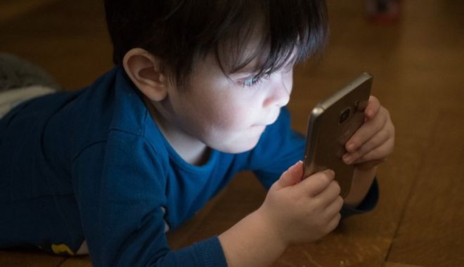 Smartphone-urile interzise copiilor sub 13 ani și acasă și la școală. Vezi unde se întâmplă asta