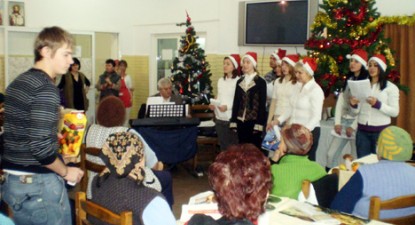 Consiliul Elevilor Constanța a dăruit un brad de Crăciun Căminului pentru Persoane Vârstnice - a07c982bae903096f39b02c95a202999.jpg