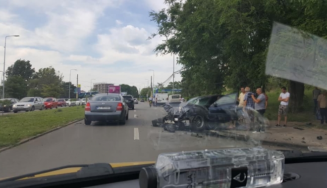Galerie FOTO. Accident puternic între un BMW și o dubă de marfă, pe bulevardul Mamaia - a1-1497364920.jpg