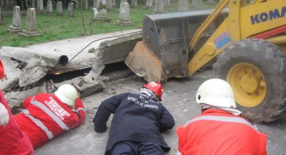 Tragedie lângă cimitir (galerie foto) - a1ef8beb1db392b5bc6c0a4f029dbcd1.jpg