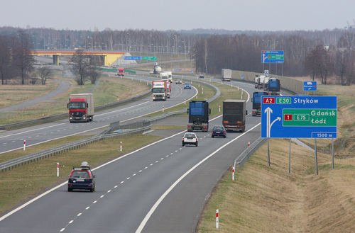 Razii pe autostrada A2: Patru șoferi au rămas fără permis. Unul dintre ei circula cu 197 km/h - a2-1338643486.jpg