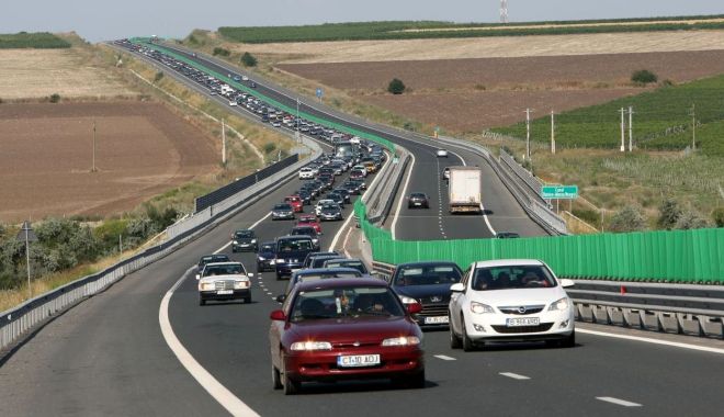 Infotrafic: Românii au luat cu asalt șoselele, coloane de mașini spre litoral, pe Valea Prahovei și Valea Oltului