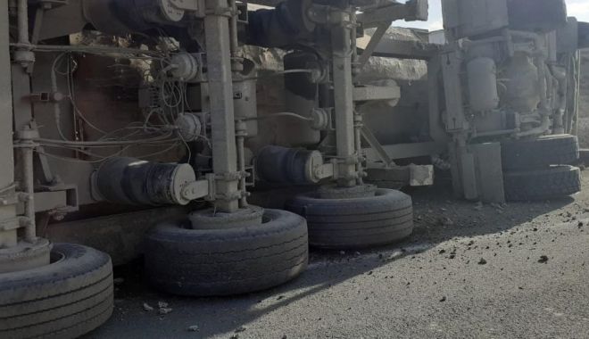 TIR încărcat cu pietre, răsturnat între Eforii! Se intervine de urgenţă - a2aaa-1677058630.jpeg