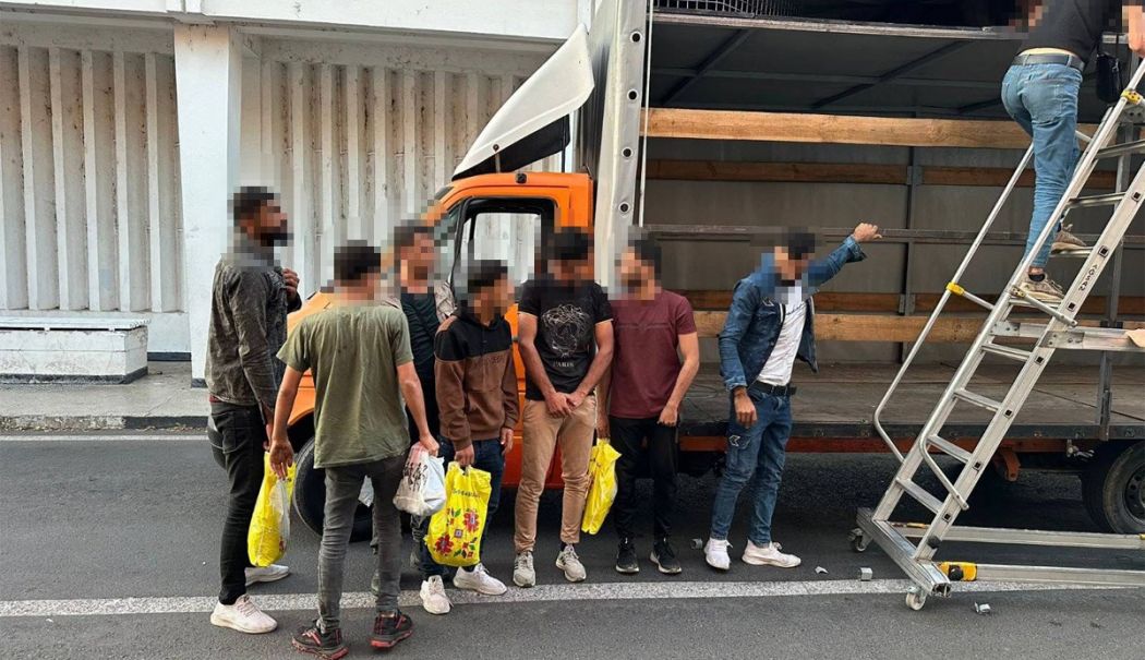 Zece migranți au fost depistați la PTF Vama Veche, ascunși într-o autoutilitară