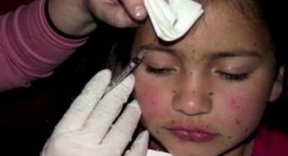 ȘOCANT: O americancă îi face injecții cu botox fetiței sale de opt ani! VIDEO - a768cbbf6fc7e5aea05fd6b206712ed5.jpg