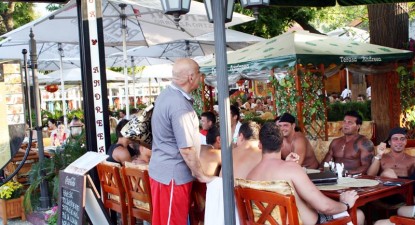 Fostul primar Viorel Lis, asaltat de bucureșteni, pe litoral - a844418805e810cc482327eace05e206.jpg