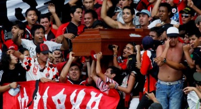 Au adus sicriul cu mortul pe stadion! - a9e90c61bfc6c4d55863d6bdc5c78ad8.jpg