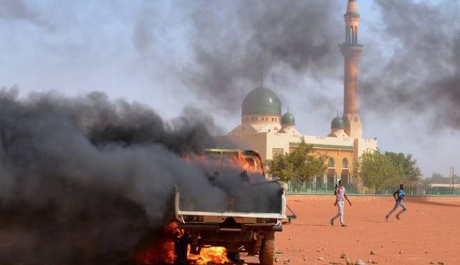 Trei biserici incendiate la Niamey, unde se extind manifestațiile contra Charlie Hebdo - aa-1421503308.jpg