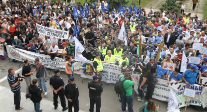 1.000 de polițiști, rezerviști, sanitari și funcționari publici au cerut demisia Guvernului Boc (galerie foto) - aac9c5f879ab874c9a7e459eda553c55.jpg