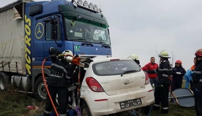 GROAZNIC ACCIDENT RUTIER. O ÎNTREAGĂ FAMILIE A MURIT! Mașina s-a izbit violent de un autotren - aacc-1511018278.jpg