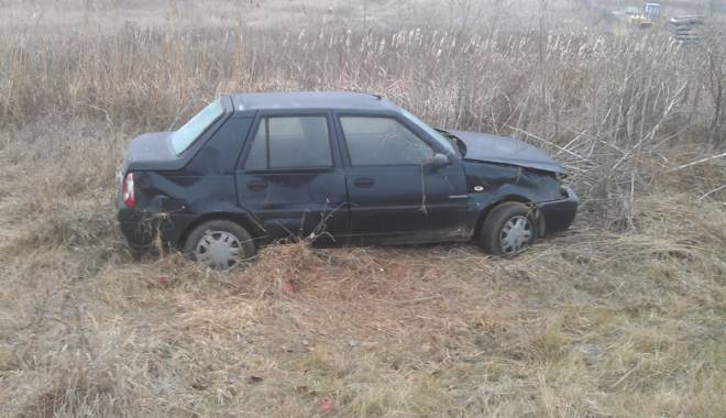 A ajuns cu mașina în șanț din cauza poleiului - aajunscumasinainsantpolei-1421257818.jpg
