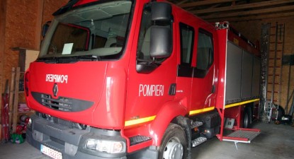 Mașină de pompieri ținută în garaj, pentru că nu are cine să o manevreze - ab3bc71086ed5235a9e08af97fced496.jpg