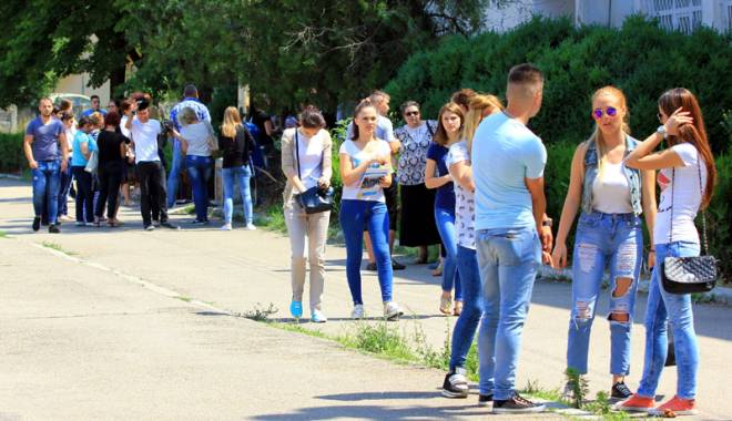 Bac 2015. Sute de elevi au contestat notele obținute - absolventi1438521137-1441185787.jpg