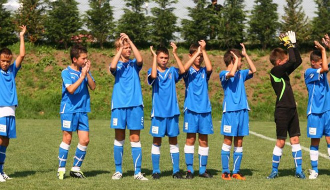 Echipele Academiei Hagi,  campioane la Cupa Viitorul - academia-1314294508.jpg
