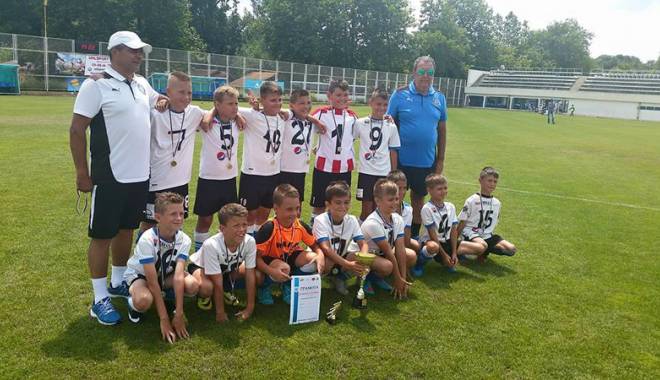 Academia Hagi a cucerit două titluri la Juniors Cup Izida - academia-1435855676.jpg