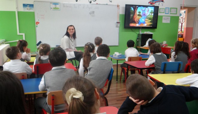 Academia de Zâmbete a promovat sănătatea oro-dentară printre preșcolarii constănțeni - academiadezambete-1365439767.jpg