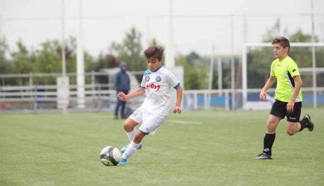 Academia Hagi pornește în căutarea viitorilor fotbaliști - academiahagisursafacebookacademi-1422803187.jpg