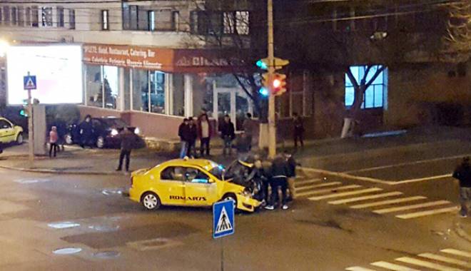 Taxi lovit în plin de un Mercedes.  Două victime au ajuns la spital - acc-1451318796.jpg