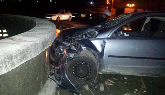 Accident rutier / ȘI-A FĂCUT MAȘINA PRAF ÎN SENSUL GIRATORIU! - acc-1456388910.jpg