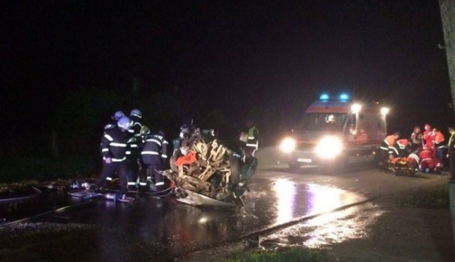 TRAGEDIE RUTIERĂ ÎN NOAPTEA DE ÎNVIERE. DOI TINERI AU MURIT; PATRU GRAV RĂNIȚI - acc-1462087618.jpg