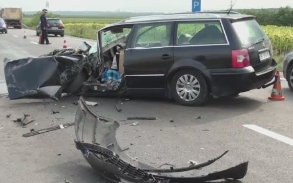 GRAV ACCIDENT RUTIER. S-a izbit în plin de TIR, după o depășire periculoasă - acc-1472020633.jpg