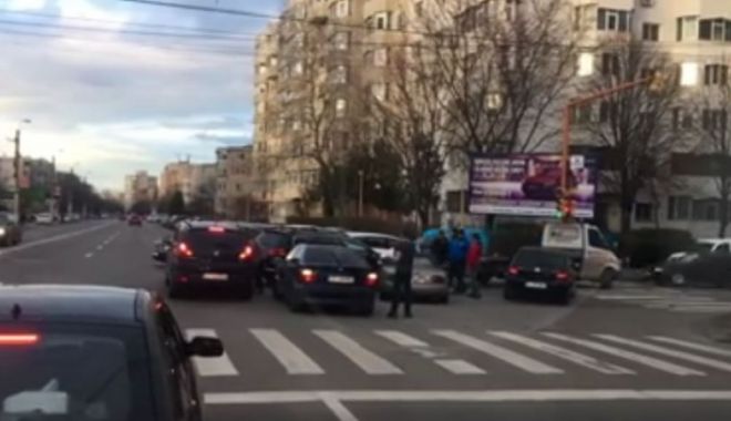 Accident pe strada Soveja. Mai multe mașini au fost avariate - acc-1520962508.jpg
