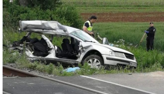 Patru studente, moarte într-un teribil accident. Mașina lor a fost lovită de tren - acc-1526590158.jpg