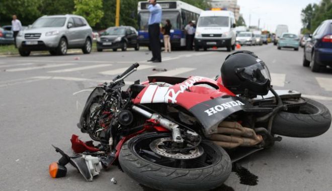 Accident rutier pe strada Soveja. Victima, un motociclist - acc-1528464026.jpg