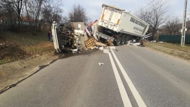 Două TIR-uri și un camion s-au ciocnit violent. Un mort și mai mulți răniți - acc-1552997314.jpg