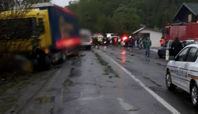 Șapte victime, după ce un autoturism a fost lovit de un TIR - acc-1558887051.jpg