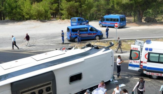 Un autocar plin cu turiști a căzut într-o râpă în Antalya. Sunt zeci de victime - acc-1563980421.jpg