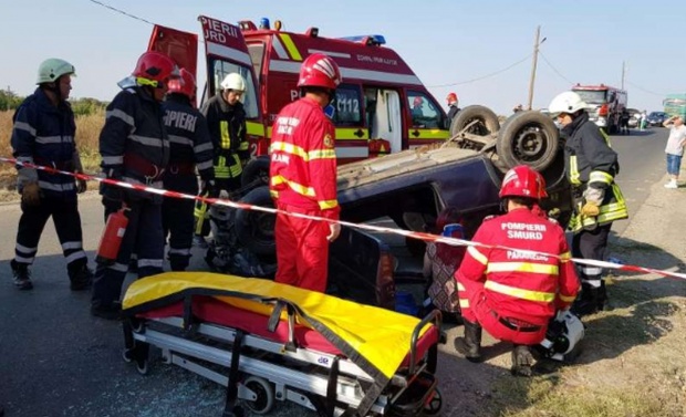 Accident grav. O tânără șoferiță s-a răsturnat cu mașina și a rămas încarcerată - acc-1566643183.jpg