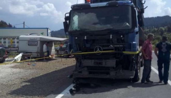 Trei oameni au murit după ce mașina lor a intrat într-un TIR. Una din victime este un copil - acc-1566830525.jpg