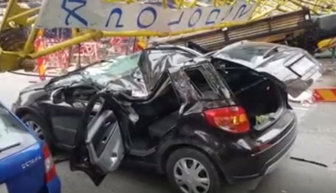 ACCIDENT RUTIER GRAV! O macara a căzut peste o mașină în mers. Patru persoane au fost rănite, una în stare gravă - acc-1572688759.jpg
