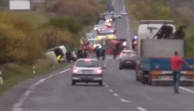 Carnaj pe șosea: Cel puțin 13 morți și zeci de răniți în urma unui accident rutier - acc-1573658625.jpg