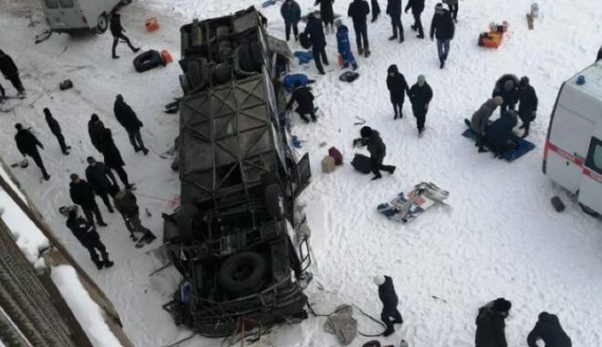 TRAGEDIE! 19 morți după ce un autobuz cu 43 de pasageri la bord a căzut de pe un pod - acc-1575206974.jpg