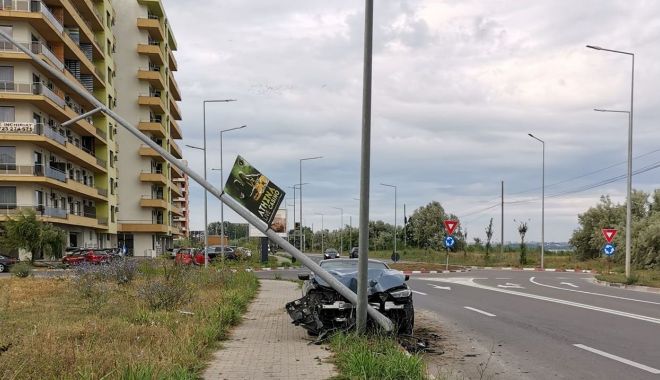 Accident rutier în Mamaia. O mașină de lux a fost avariată - acc-1592727712.jpg