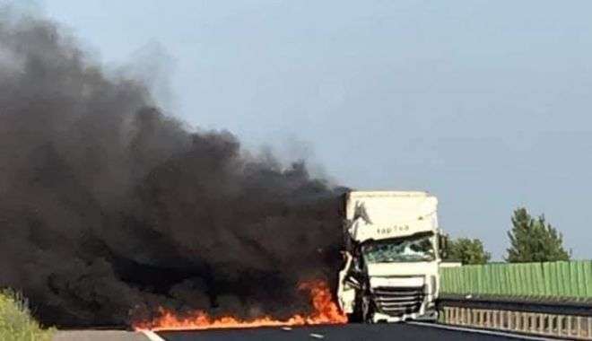 UN TIR s-a făcut scrum pe Autostrada Soarelui, în urma ciocnirii cu un alt autocamion - acc-1593073579.jpg