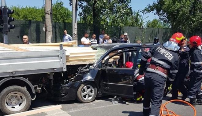 Accident grav în București. Șofer rănit după ce lemnele dintr-o remorcă i-au intrat prin parbriz - acc-1593254788.jpg