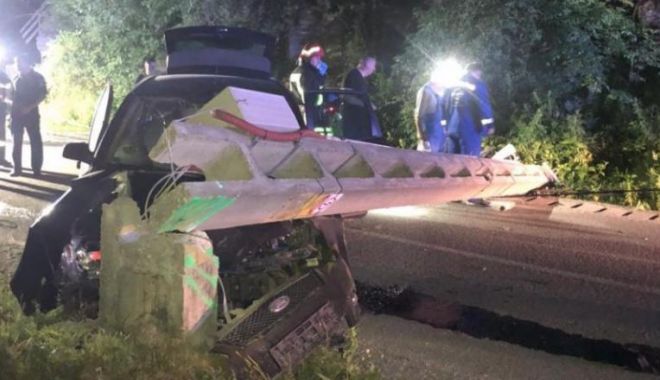 Accident rutier grav! Un tânăr de 19 ani a intrat cu mașina într-un stâlp de electricitate: un mort și doi răniți - acc-1594018047.jpg
