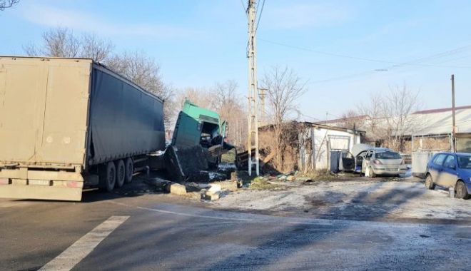 Accident groaznic: Trei persoane au murit în urma coliziunii între un TIR şi un autoturism - acc-1611232408.jpg
