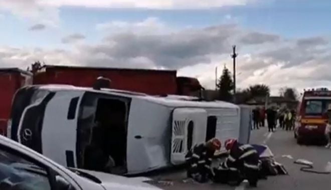 Accident cumplit! Doi morți și șapte copii în stare gravă după ce un microbuz școlar s-a ciocnit cu un autoturism - acc-1623303339.jpg