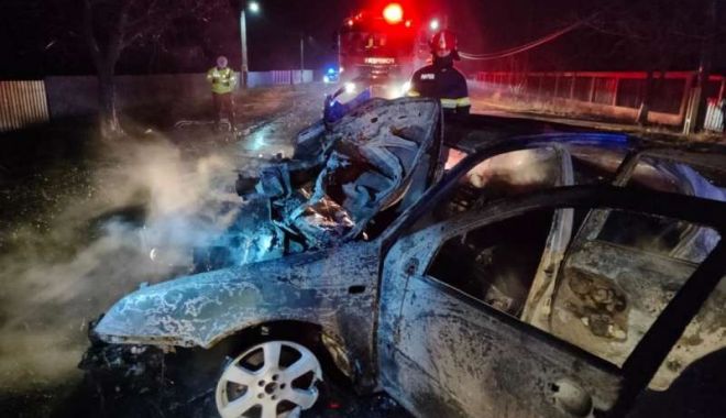O mașină condusă de o tânără a ars după ce a lovit un copac - acc-1641456837.jpg