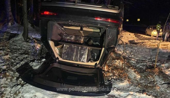 Un contrabandist s-a răsturnat cu mașina în care căra 12.000 de pachete cu țigări - acc-1641986418.jpg