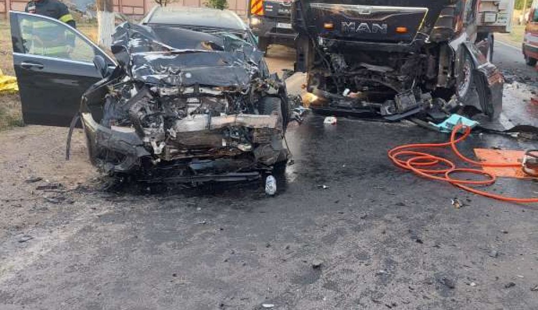Tragedia dimineții! O mamă a murit după ce fiica ei a adormit la volan și a intrat cu mașina într-un autotren - acc-1716626464.jpg