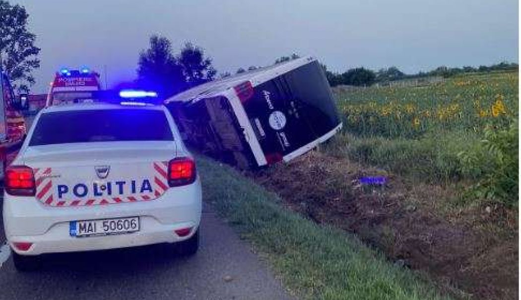 Planul Roșu, activat! Autocar cu 59 de persoane, răsturnat! Șoferul ar fi adormit la volan