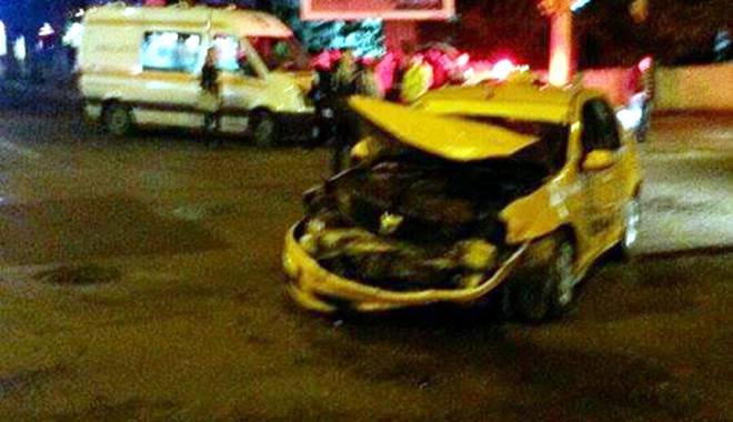 Taxi lovit în plin de un Mercedes.  Două victime au ajuns la spital - acc1-1451318811.jpg